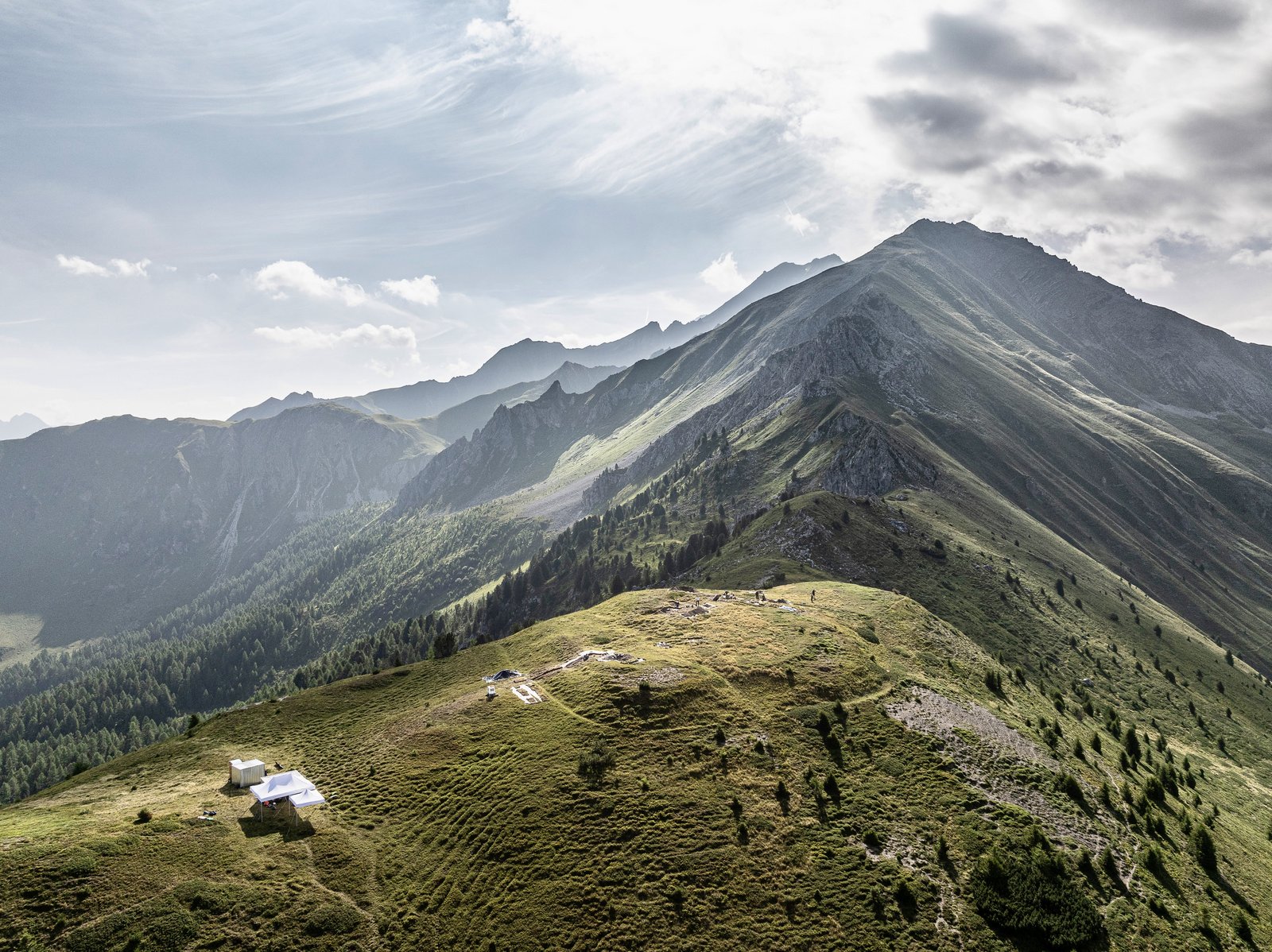 Ein langgestreckter Bergrücken